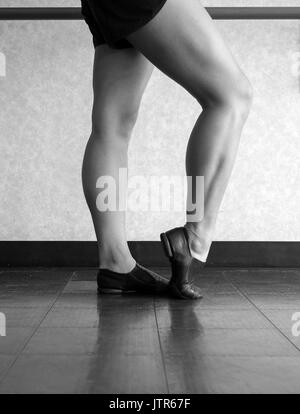 Versione in bianco e nero del Jazz ballerina piedi, scarpe e gambe Foto Stock