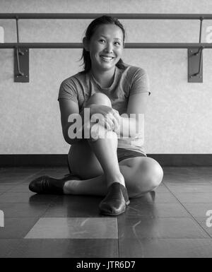 Versione in bianco e nero di sorridere Teenage ballerina di Jazz nella classe di danza Foto Stock