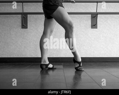 Versione in bianco e nero di gambe di una ballerina di Jazz Foto Stock