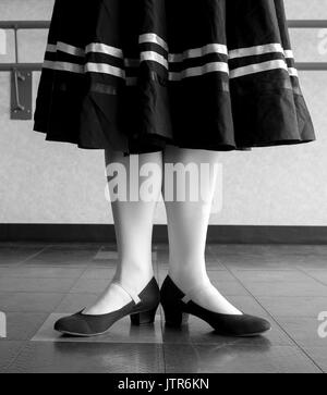Versione in bianco e nero della prima posizione prep in carattere ballet dance Foto Stock