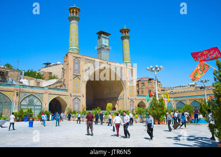 TEHRAN, IRAN - 22 Maggio 2017: la gente camminare alla Moschea Shah, noto anche come l'Imam Khomeini moschea è una moschea del Grand Bazaar a Tehran, Iran Foto Stock