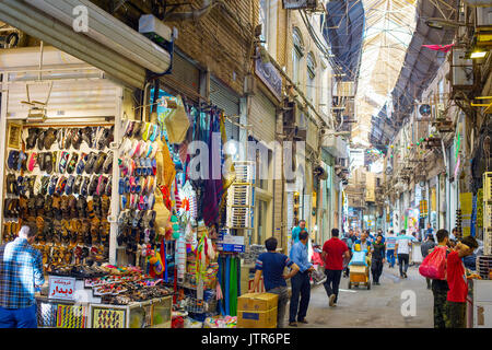TEHRAN, IRAN - 22 Maggio 2107: Persone a Teheran il Grand Bazaar. Il Grand Bazaar è un vecchio mercato storico di Teheran. Foto Stock