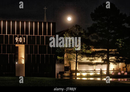 Una porta a l'Oklahoma City Memorial è illuminata di notte con un unico stagliano visitatore e la luna piena in background. Foto Stock