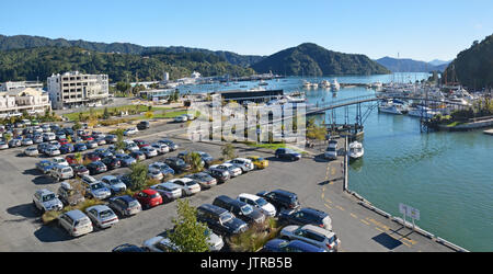 Picton, Nuova Zelanda - 20 Aprile 2014: Picton Panorama di Boat & Yacht Marina, township e turisti in Marlborough Sounds su una mattina di autunno. Foto Stock