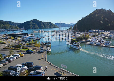 Picton, Nuova Zelanda - 20 Aprile 2014: Picton Boat & Yacht Marina e dei turisti il Marlborough Sounds su una mattina di autunno. Foto Stock