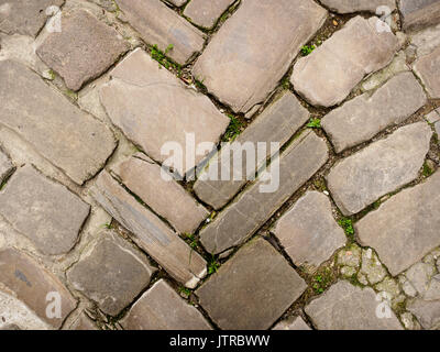 Antica cobblestone pavement nella città medievale di Bevagna in Umbria (Italia). Foto Stock