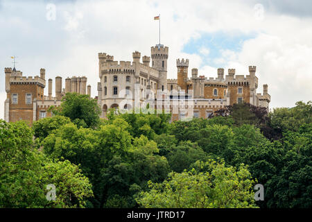 Belvoir Castle la casa del Duca e Duchessa di rutland come vista attraverso i campi da woolsthorpe. Il castello domina la valle di belvoir Foto Stock