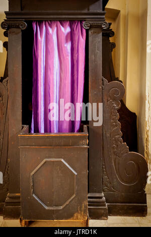 Il confessionale booth nella cattedrale di Bevagna (Italia). Marzo 2017. Foto Stock