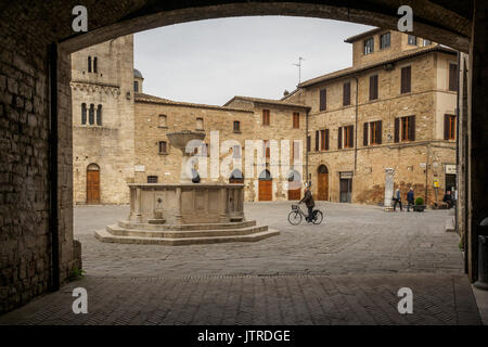 Medioevale Piazza Silvestri a Bevagna (Italia). 2017. Foto Stock
