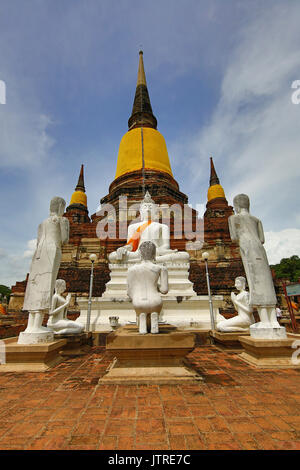 Statue di Buddha e chedi di Wat Yai Chaimongkol tempio, Ayutthaya, Thailandia Foto Stock
