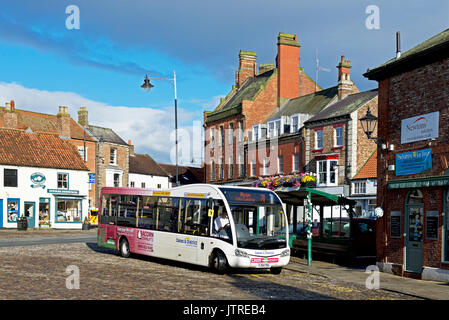 Autobus in luogo di mercato, Thirsk, North Yorkshire, Inghilterra, Regno Unito Foto Stock