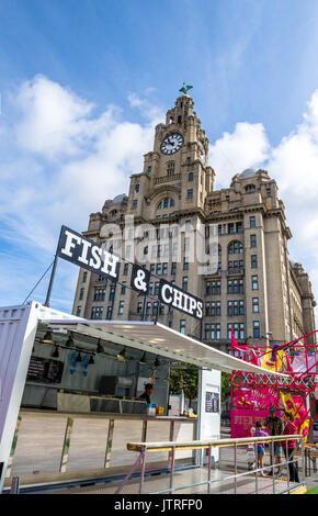 Pesce e patatine per la vendita di fronte al Royal Liver Building in Liverpool. Foto Stock