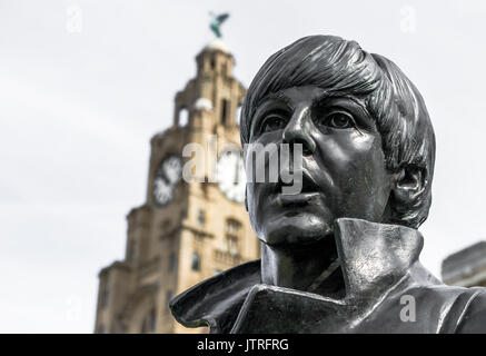 I Beatles sculture su Liverpool anteriore d'acqua. Foto Stock