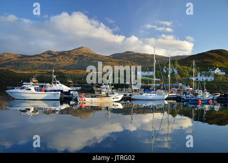Barche nel porto di kyleakin isola di Skye Foto Stock