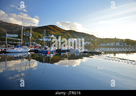 Barche nel porto di kyleakin isola di Skye Foto Stock
