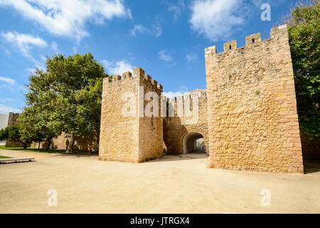 Le pareti e la porta della città per la città vecchia di Lagos, Algarve Portogallo Foto Stock