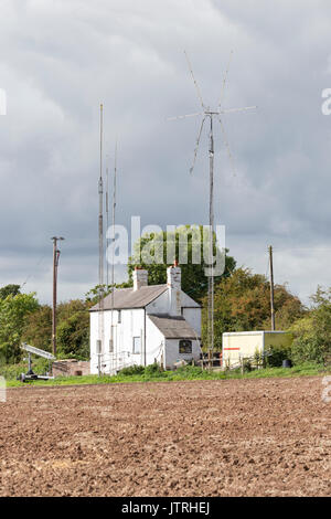 Radio amatoriale a montanti su un cottage di campagna, England, Regno Unito Foto Stock