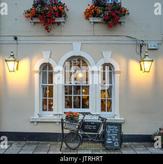 ARUNDEL, WEST SUSSEX, Regno Unito - 25 AGOSTO 2015: Vista esterna dello Swan Hotel in High Street la sera con le luci accese Foto Stock
