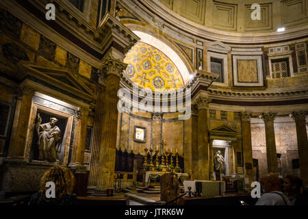 Interior shot in serata presso l'antica Pantheon a Roma Italia Foto Stock