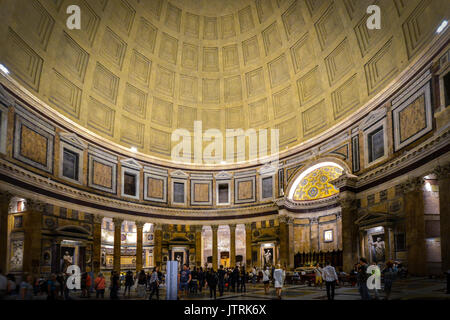 Interior shot in serata presso l'antica Pantheon a Roma Italia Foto Stock