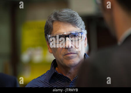 Stati Uniti Segretario di energia Rick Perry, durante un tour della National Energy Technology Laboratory Luglio 6, 2017 a Pittsburgh, in Pennsylvania. Foto Stock