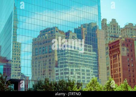 NEW YORK, Stati Uniti d'America - 05 Maggio 2017: One World Trade Center, vista dal livello della strada si trova nella città di New York Stati Uniti d'America Foto Stock
