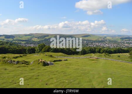 Derbyshire, Regno Unito - Luglio 09, 2017: Buxton Country Park con la città nella distanza Derbyshire England Regno Unito Foto Stock