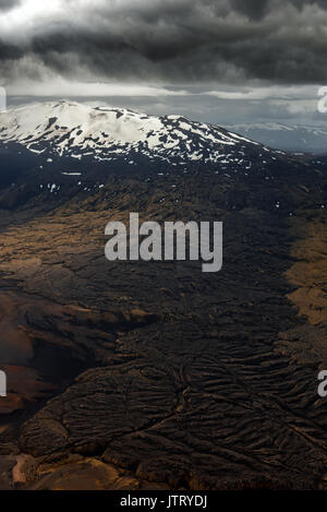 Ritratto, antenna immagine ravvicinata di un flusso di lava solidificato su Mt Hekla in Islanda Foto Stock