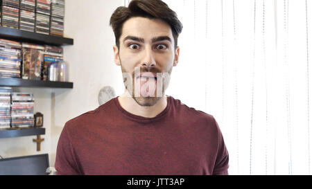 Ragazzo spuntavano lingua con espressione divertente Foto Stock