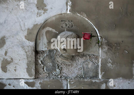 Bambino abbandonato la sua tomba a Staglieno Cimitero Monumentale (Cimitero monumentale di Staglieno) in Genova, liguria, Italy. Foto Stock