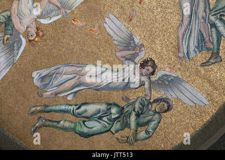 Angelo che volava sopra il morto soldato italiano. Dettaglio del mosaico dopo la progettazione dell'artista italiano Pietro Dodero all'interno della cupola della Prima Guerra Mondiale Memorial al Staglieno Cimitero Monumentale (Cimitero monumentale di Staglieno) in Genova, liguria, Italy. Il memoriale progettato dall architetto italiano Michele Fenati fu costruito nel 1935-1936. Foto Stock