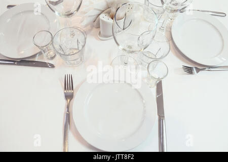 Immagine sfocata che serve un ristorante tavolo prima dell'evento. Immagine dai toni Foto Stock