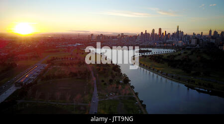Vista della città al tramonto da Albert Park di Melbourne Foto Stock
