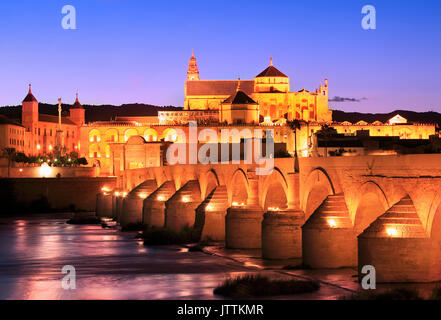 Ponte romano e il fiume Guadalquivir accesa al crepuscolo, la Grande Moschea di Cordova, Spagna Foto Stock