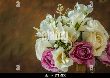 Rose bianche e viola artificiale di rose su sfondo bianco con spazio per l'immissione di testo. Foto Stock