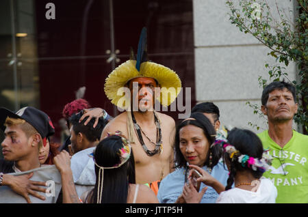 Sao Paulo, Brasile Agosto 09, 2017: indigene mobilitazione nazionale per l'articolazione dei popoli indigeni del Brasile, sulla Giornata internazionale dei popoli indigeni sulla Avenida Paulista. Credito: Rogerio Cavalheiro/Alamy Live News Foto Stock