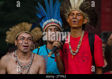 Sao Paulo, Brasile Agosto 09, 2017: indigene mobilitazione nazionale per l'articolazione dei popoli indigeni del Brasile, sulla Giornata internazionale dei popoli indigeni sulla Avenida Paulista. Credito: Rogerio Cavalheiro/Alamy Live News Foto Stock