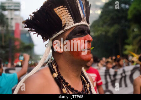 Sao Paulo, Brasile Agosto 09, 2017: indigene mobilitazione nazionale per l'articolazione dei popoli indigeni del Brasile, sulla Giornata internazionale dei popoli indigeni sulla Avenida Paulista. Credito: Rogerio Cavalheiro/Alamy Live News Foto Stock