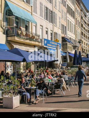 Ottobre 17, 2004 - Marsiglia, Bouches-du-RhÃ' ne, Francia - Outdoor bistro sono popolari a Marsiglia. Sulle coste del Mediterraneo e il più grande porto francese per il commercio e le navi da crociera, Marsiglia è anche una destinazione preferita dai turisti. Credito: Arnold Drapkin/ZUMA filo/Alamy Live News Foto Stock