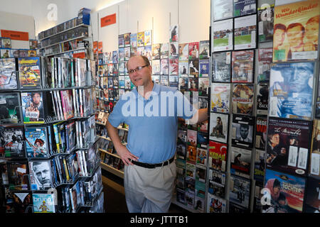 Amburgo, Germania. Il 7 agosto, 2017. Kilian Krause raffigurato nella sua "Filmgarten' noleggio video store ad Amburgo, Germania, 7 agosto 2017. Molti negozi di noleggio di video cassette hanno visto cadere i ricavi, con molti rami della chiusura. Foto: Christian Charisius/dpa/Alamy Live News Foto Stock