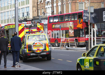 Clapham Bus Crash sulla collina di lavanda, a sud-ovest di Londra, Regno Unito. 10 Ago, 2017. Credito: Clickpics/Alamy Live News Foto Stock