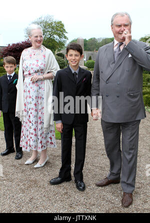 Mogeltonder, Danimarca. Il 20 maggio 2012. Regina danese Margrethe con il principe Felix (l) e il Principe Consorte Henrik con il Principe Nikolai (r), i figli del principe Joachim, arriva per il battesimo e la cerimonia di denominazione della Principessa Athena nella chiesa di Mogeltonder, Danimarca, il 20 maggio 2012. La Principessa è nato il 24 gennaio 2012. Foto: Foto: RPE-Albert Nieboer | in tutto il mondo di utilizzo/dpa/Alamy Live News Foto Stock