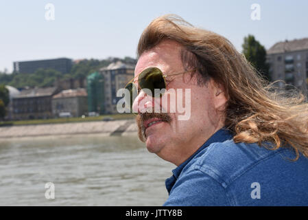 Budapest, Ungheria. 09Aug, 2017. Immagine del musicista e compositore Leslie Mandoki presi durante una gita in barca sul Danubio a Budapest, Ungheria, 09 agosto 2017. Foto: Ursula Düren/dpa/Alamy Live News Foto Stock