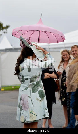 Brighton, Regno Unito. 10 Ago, 2017. Maria Cheslinin arriva sotto il suo ombrellone rosa su un brillante ma breezy day per Brighton rotta gare Ladies Mobile giorno durante i tre giorni di Festival Maronthonbet di credito Racing: Simon Dack/Alamy Live News Foto Stock