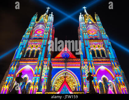 La Basilica del Voto Nazionale (Basilica del Voto Nacional) nel centro della città di Quito durante il festival della luce (Fiesta de la Luz), Ecuador. Foto Stock