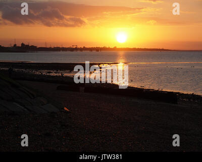 Sheerness, Kent. 10 Ago, 2017. Regno Unito Meteo: uno splendido tramonto dorato e sky ha segnato la fine della giornata. Credito: James Bell/Alamy Live News Foto Stock