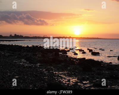 Sheerness, Kent. 10 Ago, 2017. Regno Unito Meteo: uno splendido tramonto dorato e sky ha segnato la fine della giornata. Credito: James Bell/Alamy Live News Foto Stock