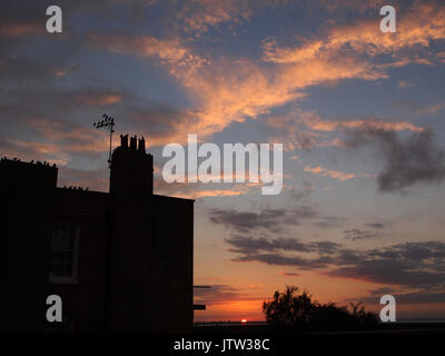 Sheerness, Kent. 10 Ago, 2017. Regno Unito Meteo: uno splendido tramonto dorato e sky ha segnato la fine della giornata. Credito: James Bell/Alamy Live News Foto Stock