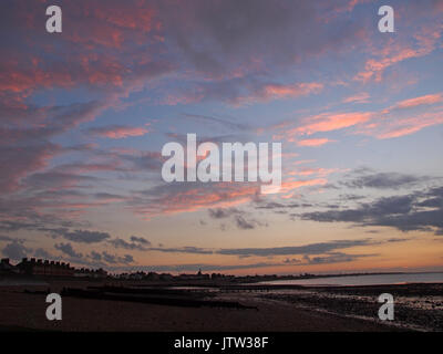 Sheerness, Kent. 10 Ago, 2017. Regno Unito Meteo: uno splendido tramonto dorato e sky ha segnato la fine della giornata. Credito: James Bell/Alamy Live News Foto Stock