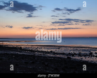 Sheerness, Kent. 10 Ago, 2017. Regno Unito Meteo: uno splendido tramonto dorato e sky ha segnato la fine della giornata. Credito: James Bell/Alamy Live News Foto Stock